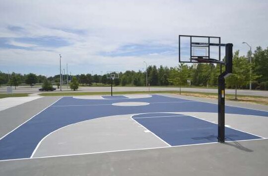 Cancha de baloncesto al aire libre con canasta