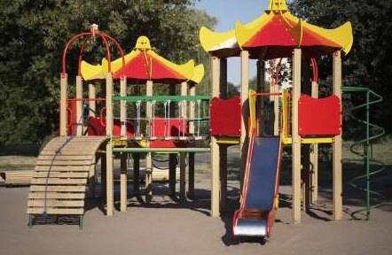 Parque infantil con tobogán y estructuras de juego de colores