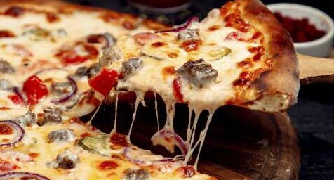 Porción de pizza recién horneada